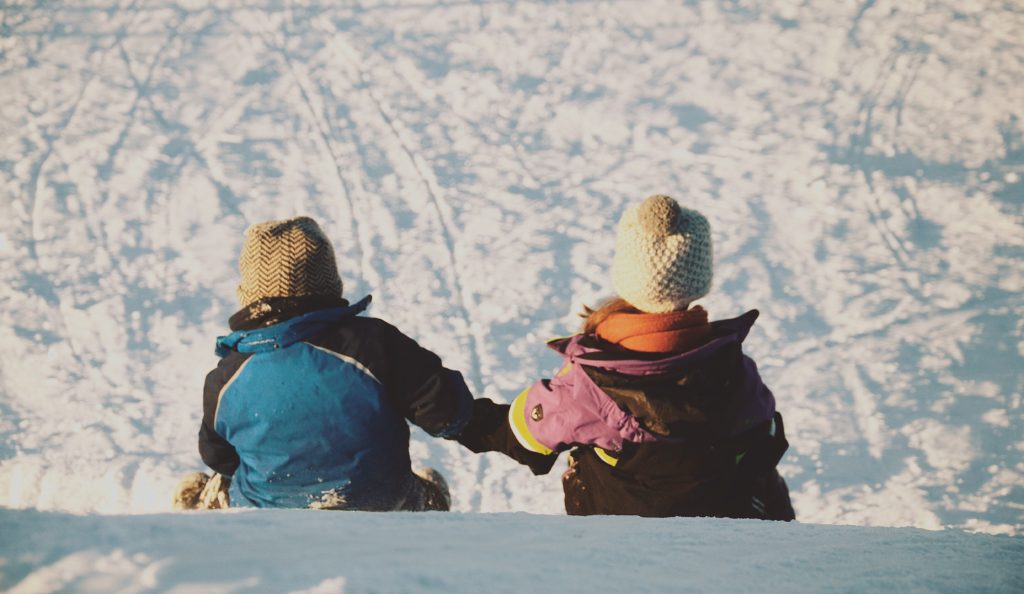 to barn sitter i snøen